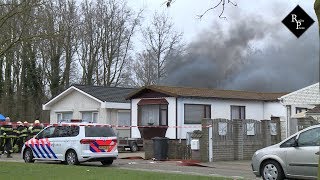 Uitslaande brand op woonwagenkamp aan de Nassaulaan in Vlijmen [upl. by Quickman]