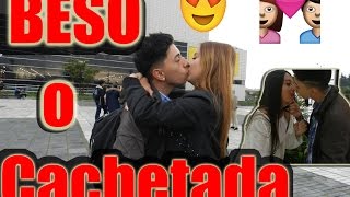 BESO O CACHETADABESANDO DESCONOCIDASKissing PrankColombia [upl. by Ahsart]