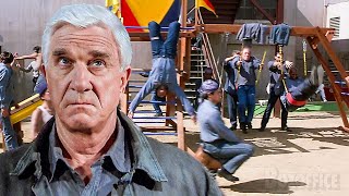 O primeiro dia de Leslie Nielsen na cadeia  Corra que a Polícia vem Aí 33 13  Clipe [upl. by Vitia]