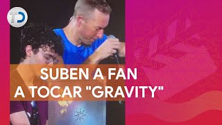 Coldplay sube a fan a tocar con ellos en su concierto en Monterrey [upl. by Ailene941]