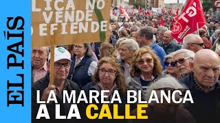 SANIDAD PÚBLICA  Multitudinarias manifestaciones en Andalucía contra la gestión sanitaria de Moreno [upl. by Cinda]