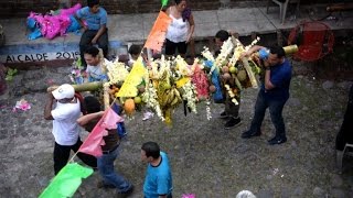 Salvadorans celebrate the day of the Holy Cross [upl. by Yonita]