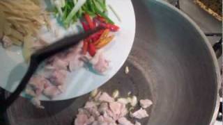 Kai Pad Khing  Ginger Chicken  Gemberkip in Thailand [upl. by Ellehcil]