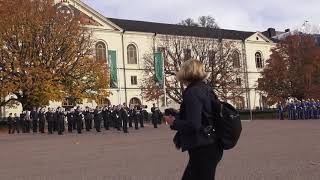 20181013 Vaktparad med högvaktsavlösning Stockholms slott  Armemuseum [upl. by Othilie]