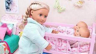 Mommy and twin baby dolls family routine in dollhouse  PLAY DOLLS [upl. by Quintie]