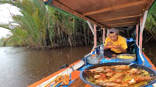 Masak udang telur asin setelah mancing saat hujan langsung di perahu [upl. by Glynn]