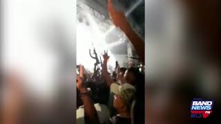 Bandidos armados ostentam armas em show de cantor de rap [upl. by Leakim]