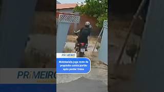 Mototaxista joga moto de propósito contra portão após perder freios [upl. by Mackie]