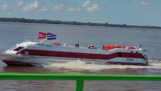 Lanchas rápidas e ferry boat no rio Amazonas [upl. by Thorndike]