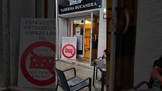 El controvertido cartel de un bar cerca de A Coruña en contra de los turistas madrileños [upl. by Arraeit]