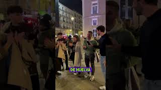 Andaluces Sigue la canción pero canta De Huelva es la Luna blanca porque quiere [upl. by Bael655]