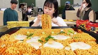 회사 중앙에서 얼굴에 철판깔고ㅋㅋㅋ 라면 10개 먹방🔥 신입사원 ㅣ라면 먹방ㅣEat 10 Spicy Fire Ramen MUKBANG [upl. by Priebe]