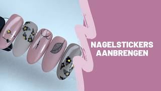 Nagelstickers aanbrengen [upl. by Anneirda]