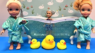 Bath time  Elsa amp Anna toddlers  soap bubbles  Barbie dolls [upl. by Marquet]