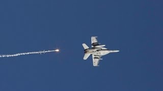 F 18 abatido por um míssil SAM fodástico [upl. by Ahcsatan608]