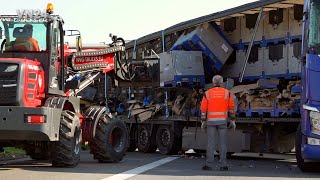 20092024  VN24  Unkonventionelle Entladung eines LKW mit Land Rover Teilen nach Verkehrsunfall [upl. by Phillip]