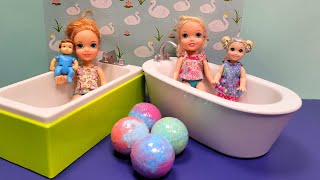 Bath fizz  Elsa amp Anna toddlers  water fun  surprises  Barbie [upl. by Nennarb]