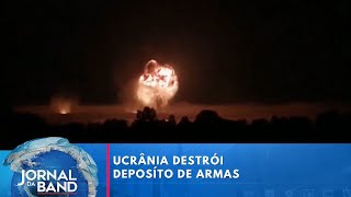 Ucrânia destrói depósito de armas russo  Jornal da Band [upl. by Alset]