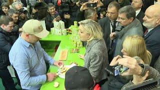 Marine Le Pen visite à son tour le Salon de lagriculture  AFP Images [upl. by Ahseele]