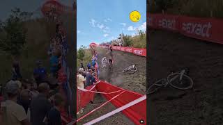 Gevaarlijk schuine kant afdaling Beringen Cyclocross big crash cycling cyclocross cyclingfans [upl. by Yoj410]