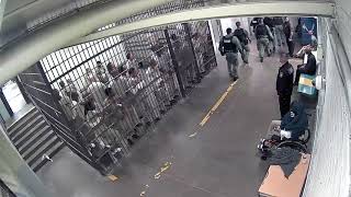 Inmates in Chicago clap for accused cop killer in jail [upl. by Eselrahc]