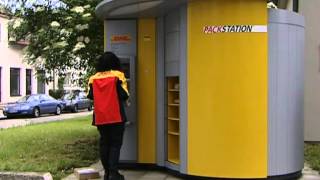 Zusteller legt Pakete in DHL Packstation ein [upl. by Arocet]