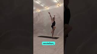 Yoga für gesunde Knie Das geht Das lernst du in der MASTERCLASS shorts gesundheit yoga [upl. by Hsiwhem408]