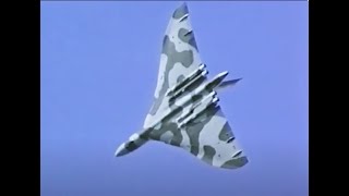 Vulcan XH558 Display  Woodford 1990 [upl. by Matheny]