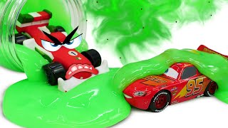 Oh no la pista giocattolo di Saetta McQueen è bloccata con lo slime Macchine Cars per bambini [upl. by Oeht]