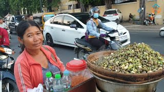 ស្ដ្រីខ្មែរអ្នកស្វាយរៀងរុញរទេះលក់ខ្ចៅមួយកំប៉ុង២៥០០៛តាមផ្លូវមាត់ទន្លេBoiled periwinklessnail recipe [upl. by Kciderf681]