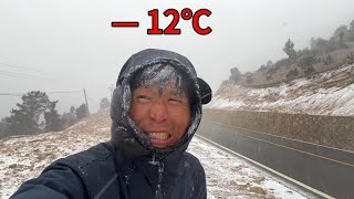 冬季騎行遭遇下大雪，有狼有熊靠著意志力翻越雪山，晚上太危險了 [upl. by Egamlat]