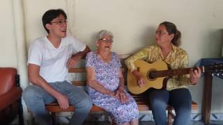 Senhora de 99 anos cantando com o neto e a filha  Encontro de Gerações [upl. by Yeta]