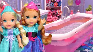 Doll bath time  Elsa amp Anna toddlers  bubble fun [upl. by Grissom]