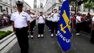 Le Bagad De LannBihoué aux fêtes johanniques Orléans 2014 [upl. by Sikras]