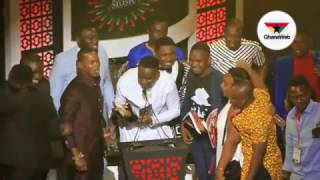 Joe Mettle crowned Artiste of the Year at 2017 VGMA [upl. by Attenna]