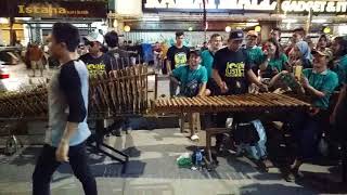 DUET JOGET COWOK KEREN  MALIOBORO YOGYA – ANGKLUNG RAJAWALI [upl. by Ettenaej777]