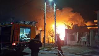 Incendio destruyó viviendas en barrio Roca [upl. by Eeslehc6]