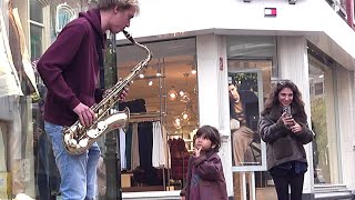 Kind en Saxofoon Saxophone Straatmuzikant busker street musician Utrecht wo 16 Okt 2024 [upl. by Heisser]