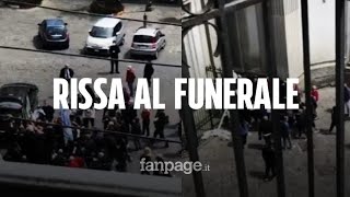 Napoli il funerale finisce in rissa calci e pugni allesterno della chiesa al Rione Sanità [upl. by Sivek]