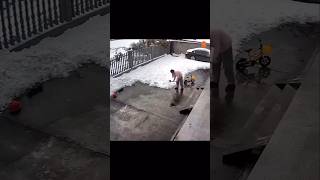 Inesperado video de mujer quitando nieve GRACIOSO humor funny shorts [upl. by Gusta]