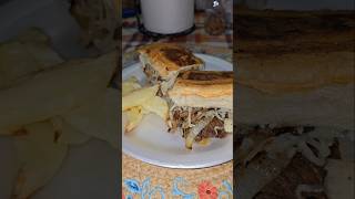 Sandwich de bistec con cebolla y queso [upl. by Irama856]