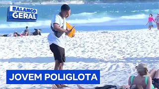 Jovem ambulante poliglota faz sucesso em Copacabana RJ [upl. by Richman]