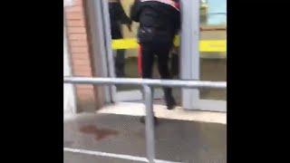 Reggio Emilia sequestro alle Poste in un video amatoriale larrivo dei primi carabinieri [upl. by Carlyle]