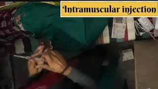 Intramuscular injection dena सीखे ।। How to give intramuscular injection 💉 in gluteal muscle ।। [upl. by Vivie381]