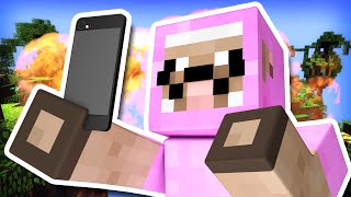 TAKING SELFIES DURING BATTLE  Minecraft Skywars [upl. by Bopp]