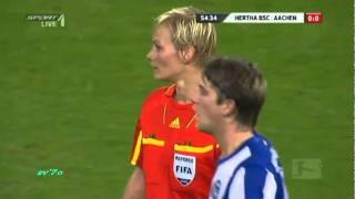 BusenWischer bei Schiri Bibiana Steinhaus Hertha  Aachen [upl. by Aicena]