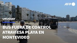 Bus fuera de control atraviesa playa en Montevideo al menos 15 heridos  AFP [upl. by Cutcliffe]