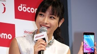 堀北真希＆石原さとみ登場！ NTTドコモ2013ー14年冬春モデル新商品発表会 囲み [upl. by Kcirdderf]