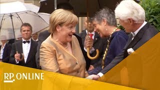 Festspiele in Bayreuth Merkel trotzt in Bronze dem herbstlichem Wetter [upl. by Erual]