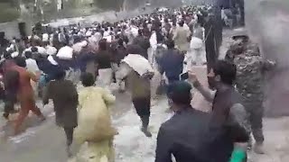 Thousands rush across PakistanAfghanistan border after officials lift Covid19 restrictions [upl. by Ahtabat2]